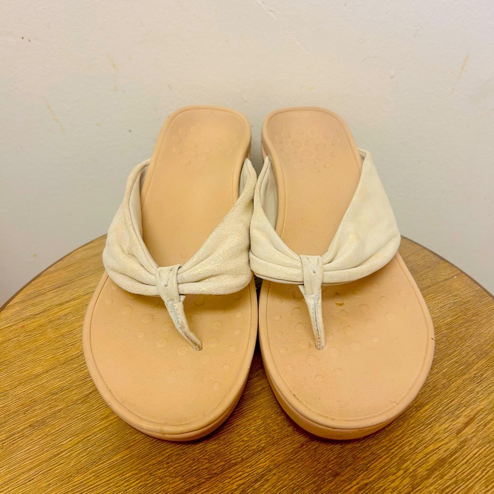 Like NEW, VIONIC Women platform wedge sandals beige gold Podiatrist  Designed